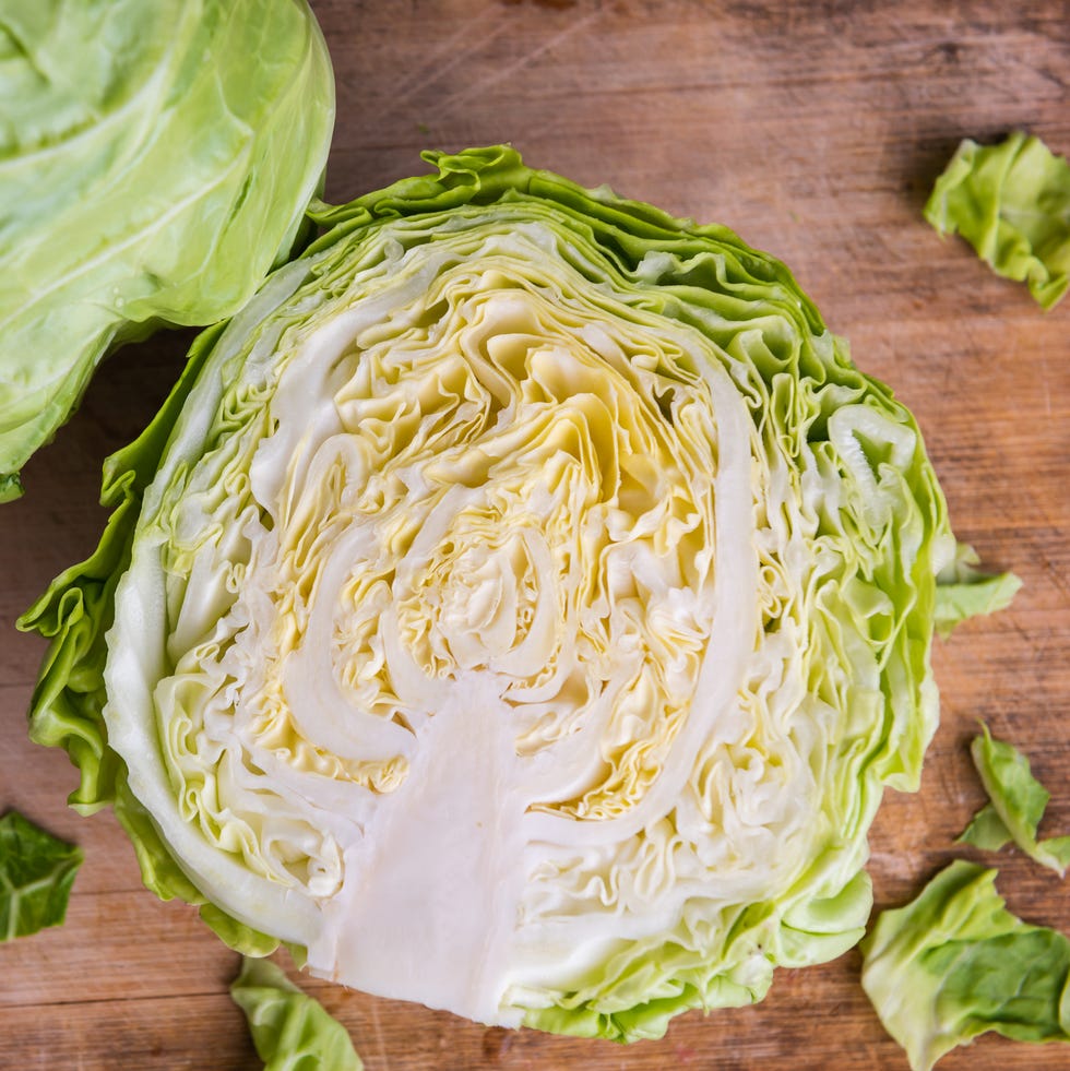 A head of fresh cabbage shows the simple starting point for the viral “addictive cabbage” hack. This budget-friendly vegetable transforms into a flavorful, crave-worthy dish with just a few basic ingredients.