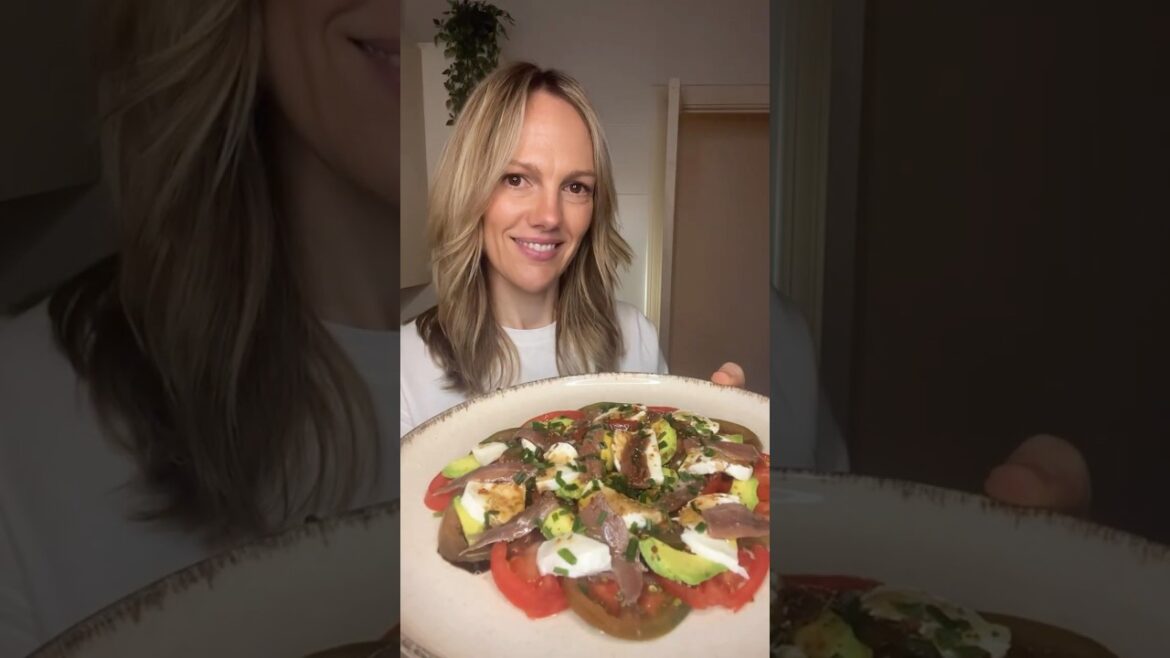 ENSALADA DE TOMATE INFALIBLE #ensaladasaludable #tomates #ensalada #anchoas #aguacate #tomate #rico