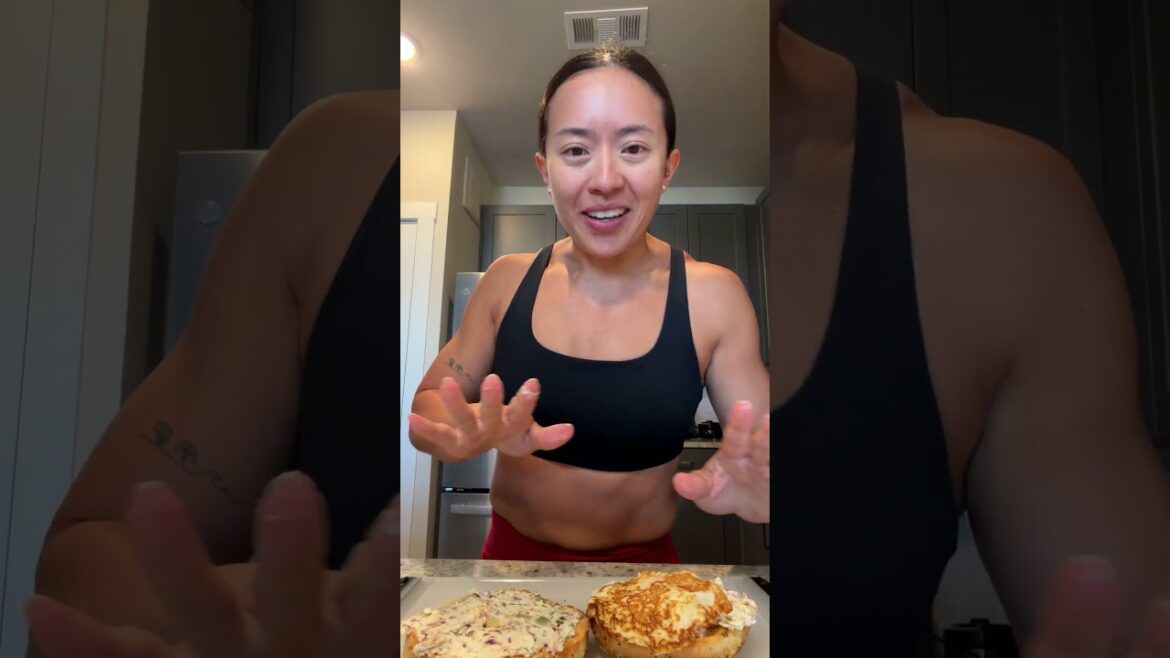 Trying the viral pickle bacon cream cheese bagel #breakfast #bagel #creamcheeserecipe #cookwithme