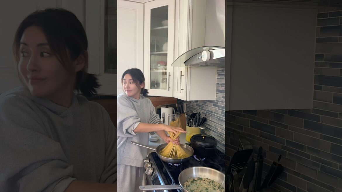 Lunch: veggie-loaded meat sauce from the other day and a quick vongole pasta with canned clams✨
