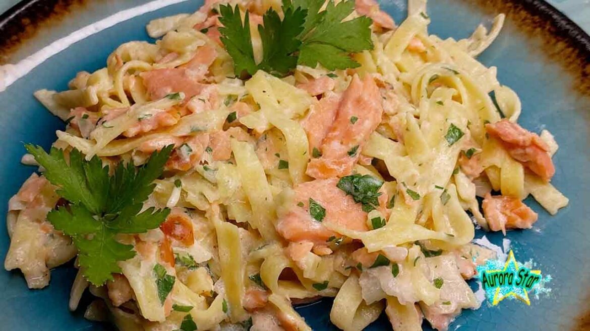 Tagliatelle con salmone affumicato. Pasta cremosa con panna e salmone ...