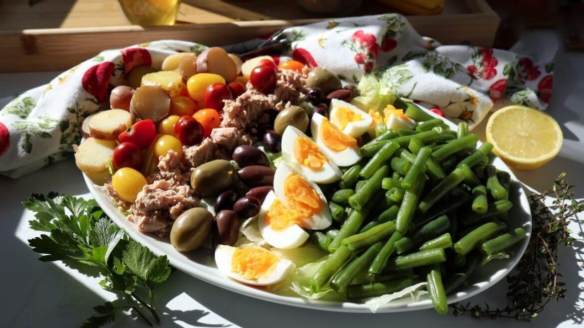 Niçoise Salad Recipe (Fresh French Classic with Tuna & Potatoes)