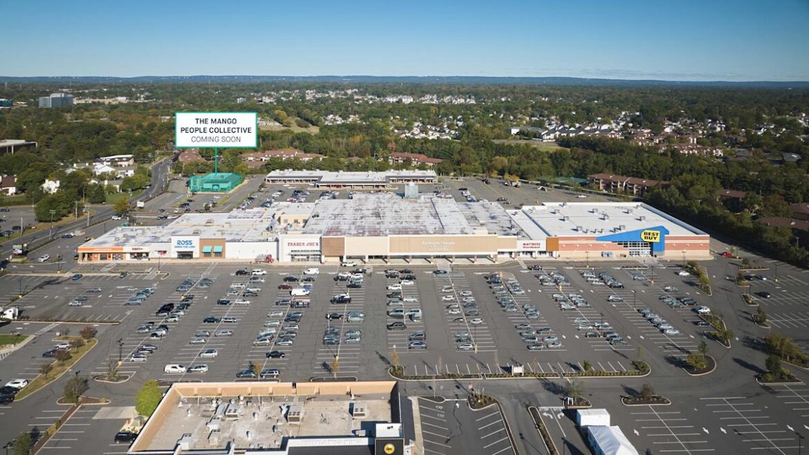 A new full-service Indian restaurant at the former TGI Friday's will open at the Plaza at Woodbridge.