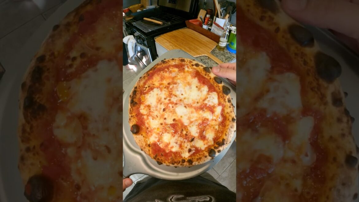 SAUCY CHEESY GARLICKY MARGHERITA PIZZA ON CRISPY SOURDOUGH CRUST #pizza #asmr #food #cooking #shorts