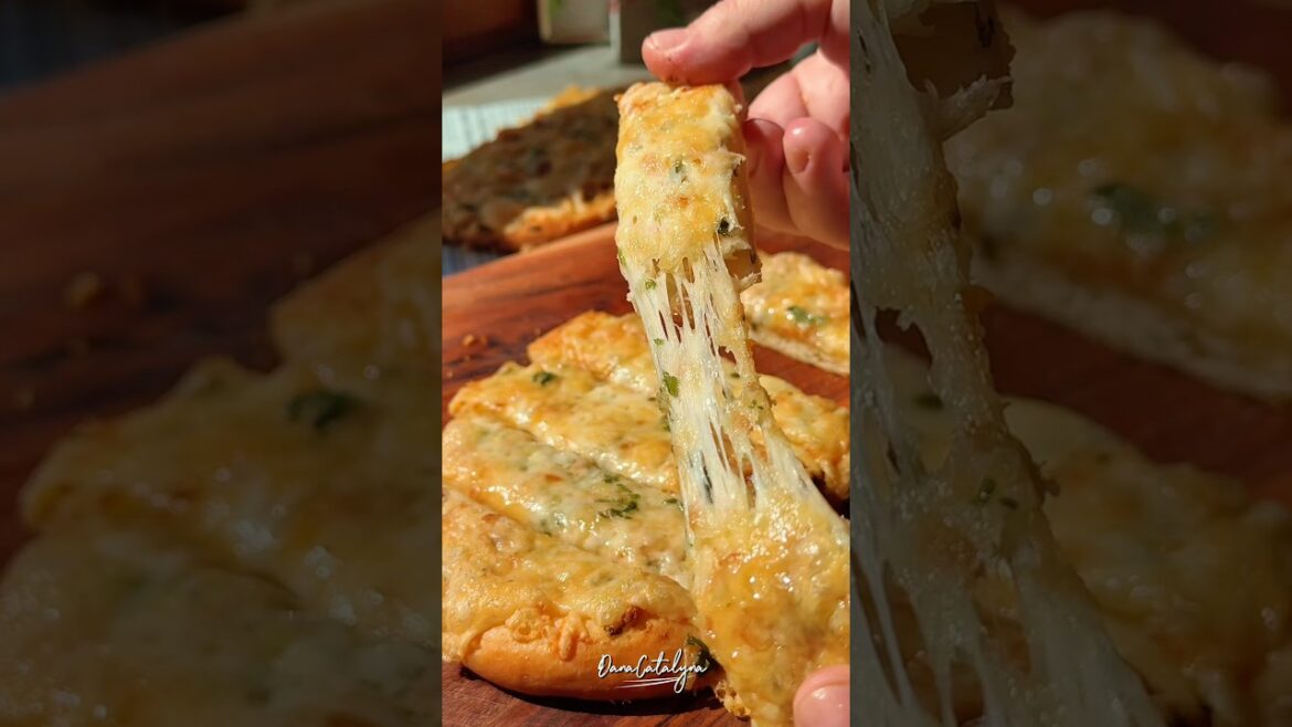 Gata de ceva super bun?Am făcut o pâine cu unt și usturoi copt si  mozzarella ce se topește perfect.