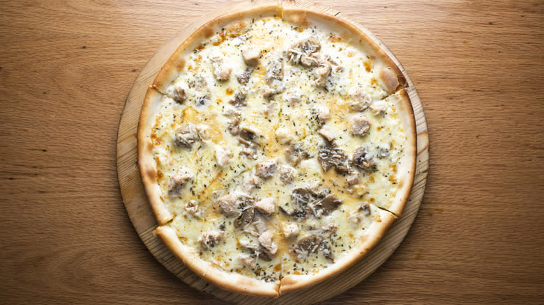 chicken alfredo pizza