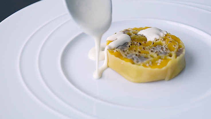 Cartellate with ravioli layered like flower petals. The filling changes with the seasons. (© Kyoko Nakayama/The MICHELIN Guide)