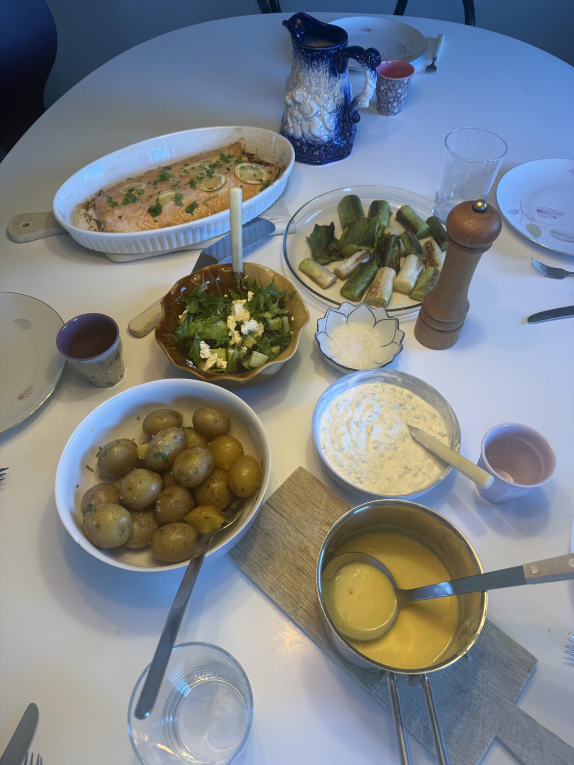 Baked salmon, roasted leeks, young potatoes in butter and parsley with a homemade cremefraiche and lemon dressing, a hollandaise and a green salad with greek cheese and raisins