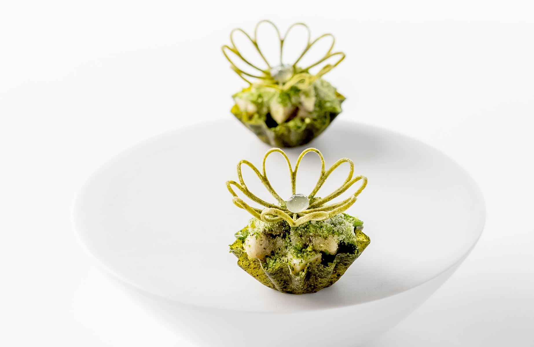 Fresh Santa Catarina Oysters, Pistachio and Jambu: A creative, velvety and vibrant green bite. © Tadeu Bruneli/Evvai 