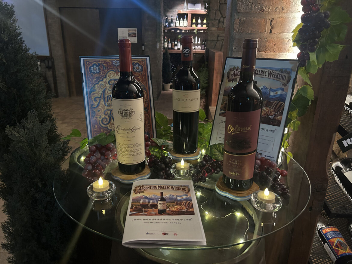 Three different types of Argentine Malbec were recommended and displayed inside Hidden Barrel Hannam in Yongsan District, central Seoul, on April 18 as part of "Argentina Malbec Weekend," hosted by the Argentine Embassy in Korea [SHIN MIN-HEE]
