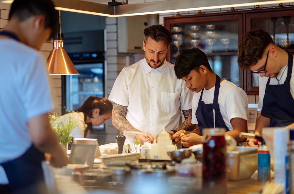 Wilfrid Hocquet, the Southern French chef known for his sharp style and precision, now brings his signature finesse to a new bistro kitchen. © Anuwat Senivansa Na Ayudhya/MICHELIN Guide