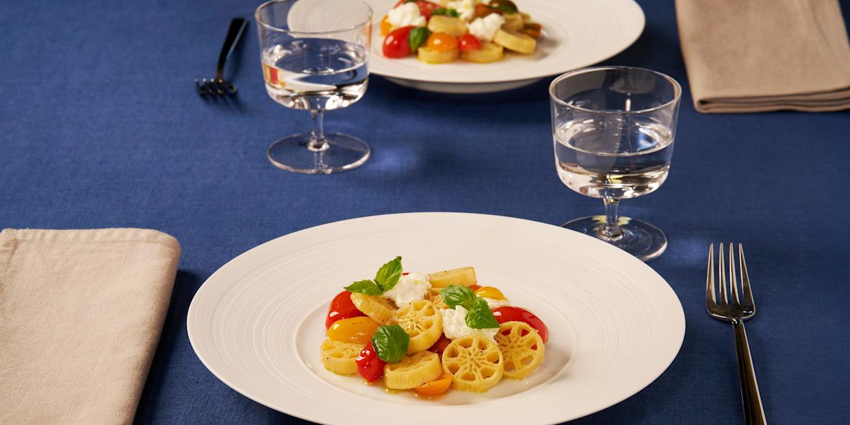 A plated dish featuring Barilla’s Formula 1–inspired pasta shape, designed to resemble racing wheels, highlights the brand’s new partnership with the sport. The specialty pasta celebrates Barilla’s role as Formula 1’s official pasta partner, blending playful design with classic Italian flavors.