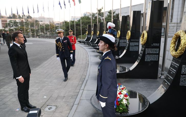French President Emmanuel Macron, left, visits the War Memorial of Korea in Seoul during his state visit, Thursday. Yonhap
