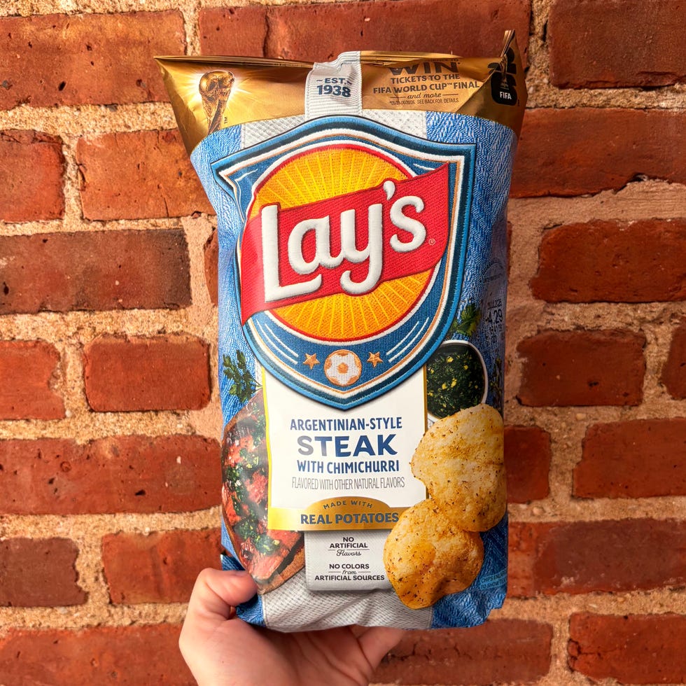 Bag of Lay's potato chips featuring Argentinian-style steak flavor.