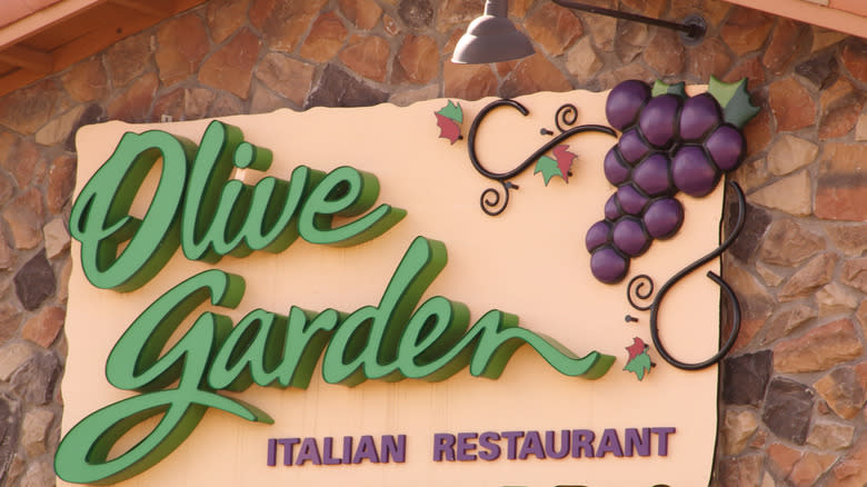 an Olive Garden sign