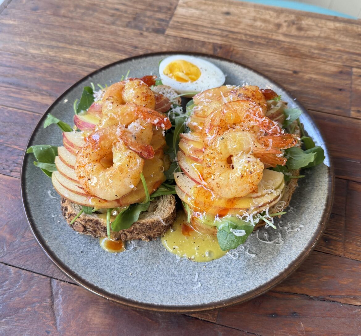Crispy bread, shrimps and apples