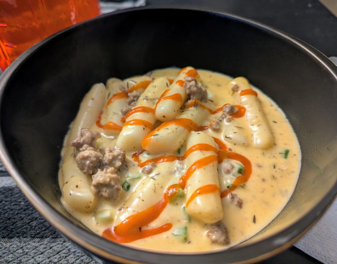 [Homemade] Cheeseburger Tteokbokki, cause apparently sometimes I'm a trash panda