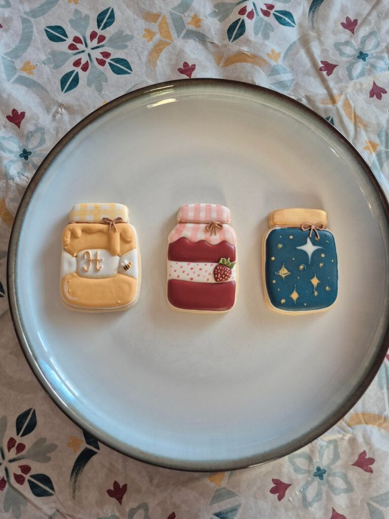 Actually bloody proud of myself, only my second try. Cake decorator trying sugar cookies. You guys are hardcore!