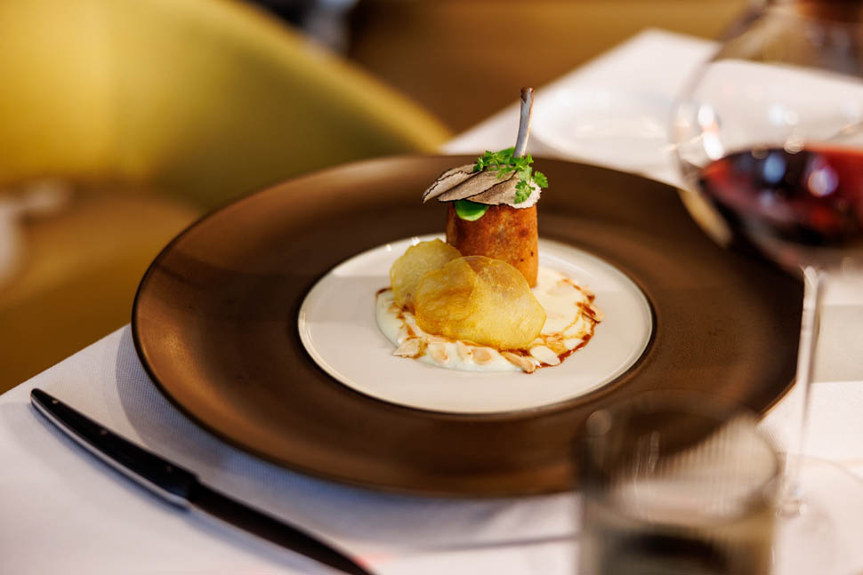 Costoletta dagnello farcita di tartufo e foie gras in crosta di pane e mandorla con spuma di patate