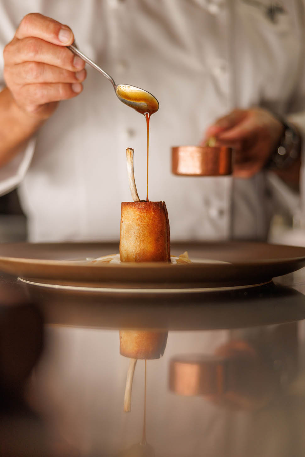 Costoletta dagnello farcita di tartufo e foie gras in crosta di pane e mandorla con spuma di patate1