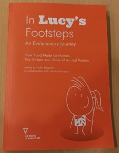 Il libro 'A spasso con Lucy'. Fonte: EUNEWS