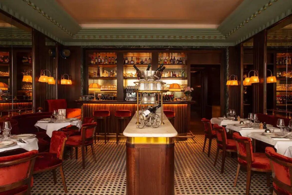 Just a stone’s throw from the Champs-Élysées, this former forgotten wine bar has been transformed into a superb brasserie, still very much a hidden gem… and you’ve surely walked right past it without even realizing it