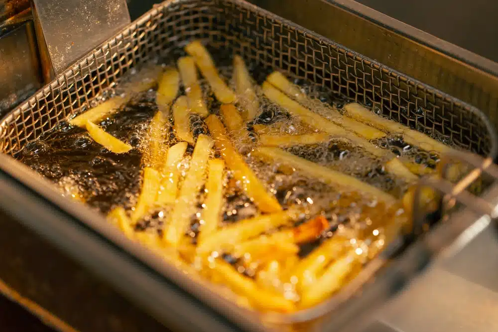 Close Up,of,french,fries,being,fried,in,professional,kitchen,in