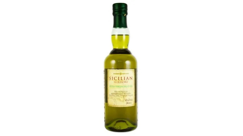 Trader Giotto's Selezione Sicilian Extra-Virgin Olive Oil against white background