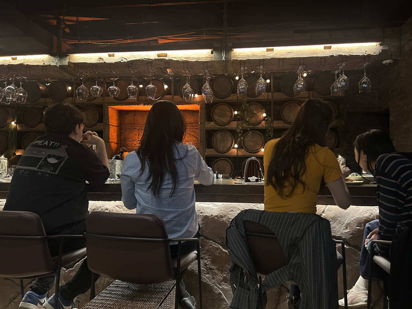 Visitors taste Argentine Malbec at Hidden Barrel Hannam in Yongsan District, central Seoul, on April 18 as part of "Argentina Malbec Weekend," hosted by the Argentine Embassy in Korea. [SHIN MIN-HEE]