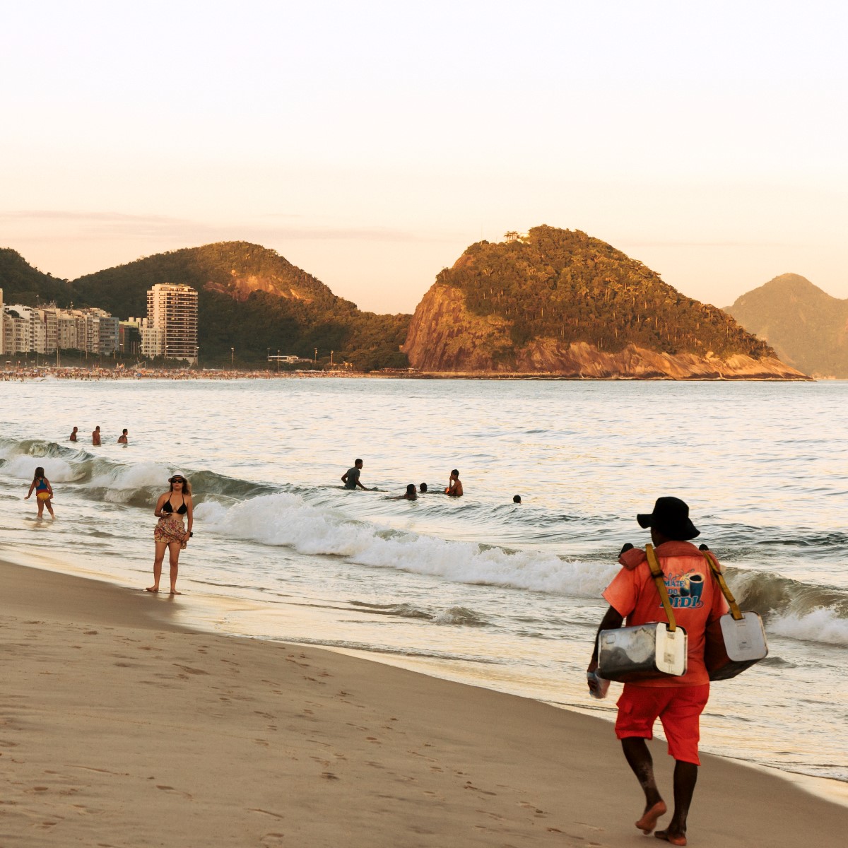 The drinking of mate became popular starting on the beaches of Rio de Janeiro. © Travel_Motion/iStock