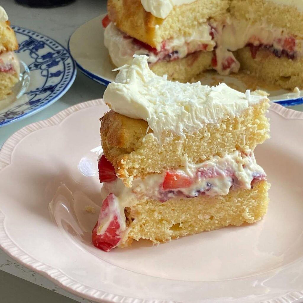 Custard cream, fresh strawberries in sugar and red wine vinegar, blackcurrant and strawb jam, vanilla cake, chantilly and coconut on top [OC]