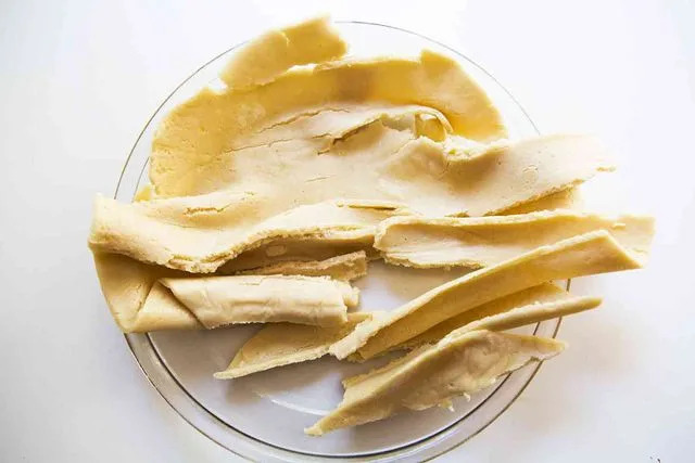 Elise Bauer What happens when you don't let the Trader Joe's crust come completely to room temp before unrolling