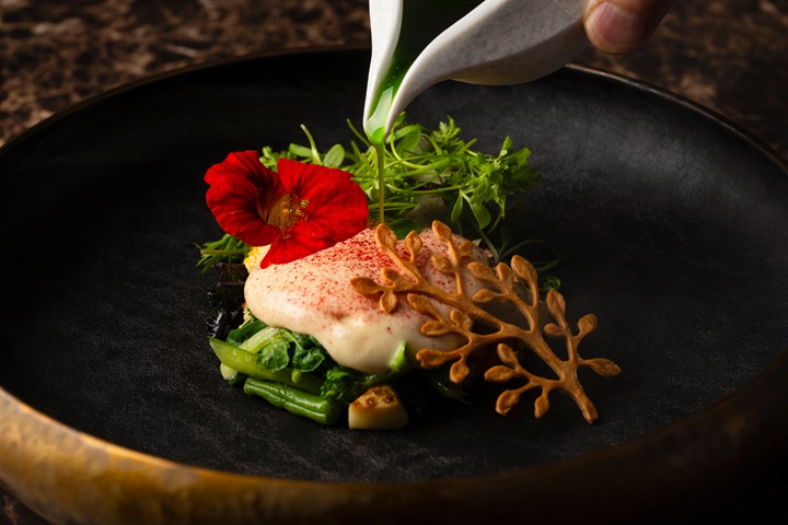 The warm dipping sauce, served alongside more than 30 varieties of seasonal organic vegetables is a highlight at Citrino da Yoshinaga Jinbo. (© Kimura Bungo/Citrino Yoshinaga Jinbo)