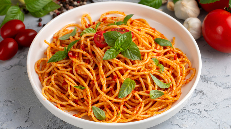 Pasta with marinara sauce and fresh basil