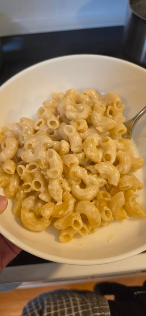 Baked mac and cheese (353 kcal, 23g protein, 24g fiber)