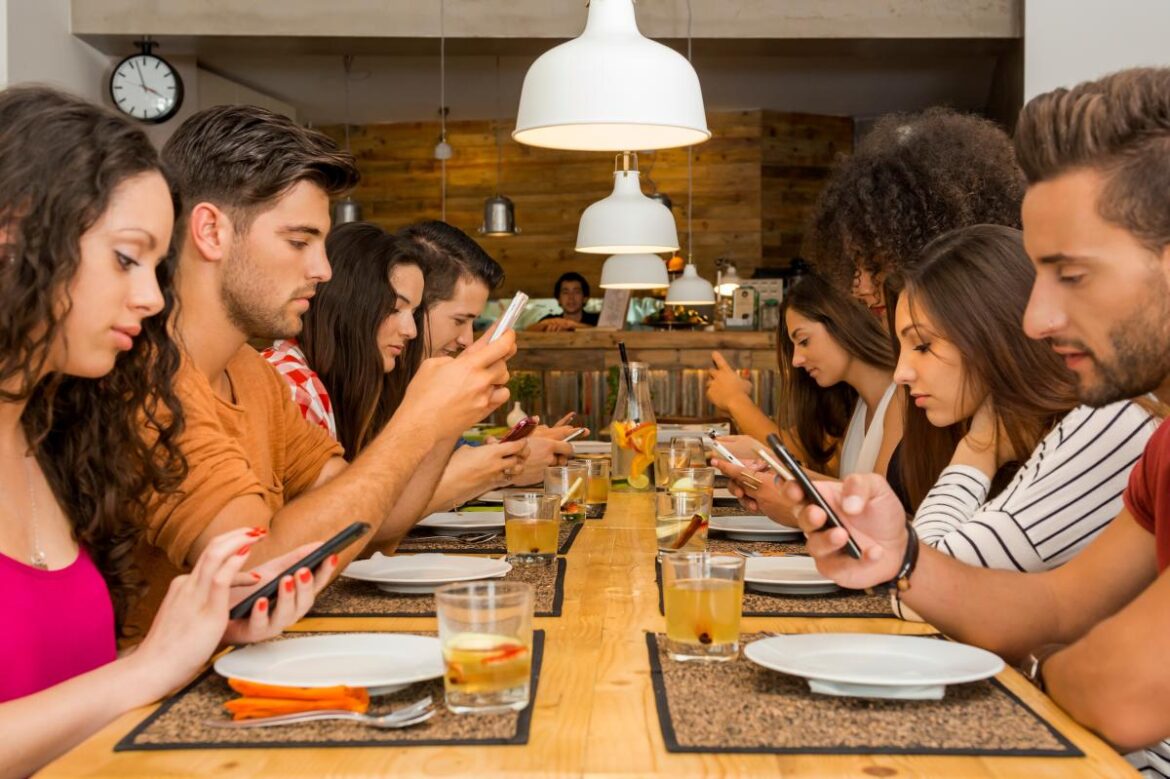 Restaurants ban phones at tables for screen-free dining