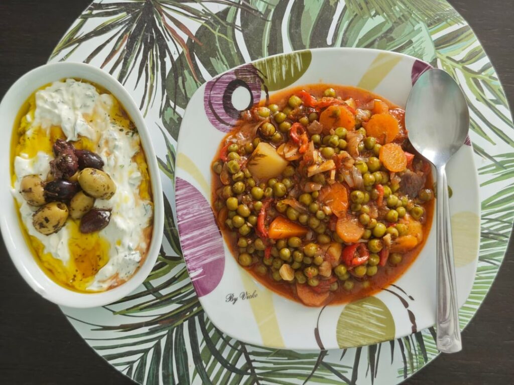 Bizélia kokkinistá (peas stewed in tomato sauce) with some tzatzíki