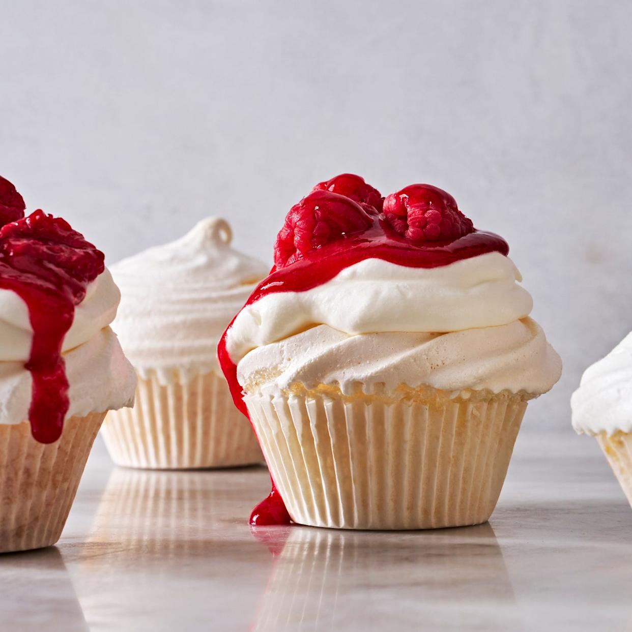 pavlova cupcakes with raspberry sauce
