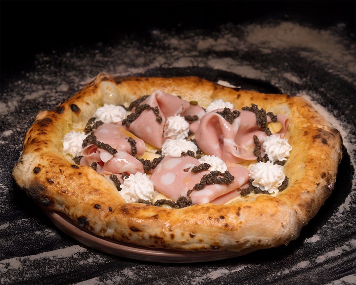 Fiata’s pizzas are light and elastic, with thoughtfully composed toppings and a cleaner, more contemporary profile (© Fiata)