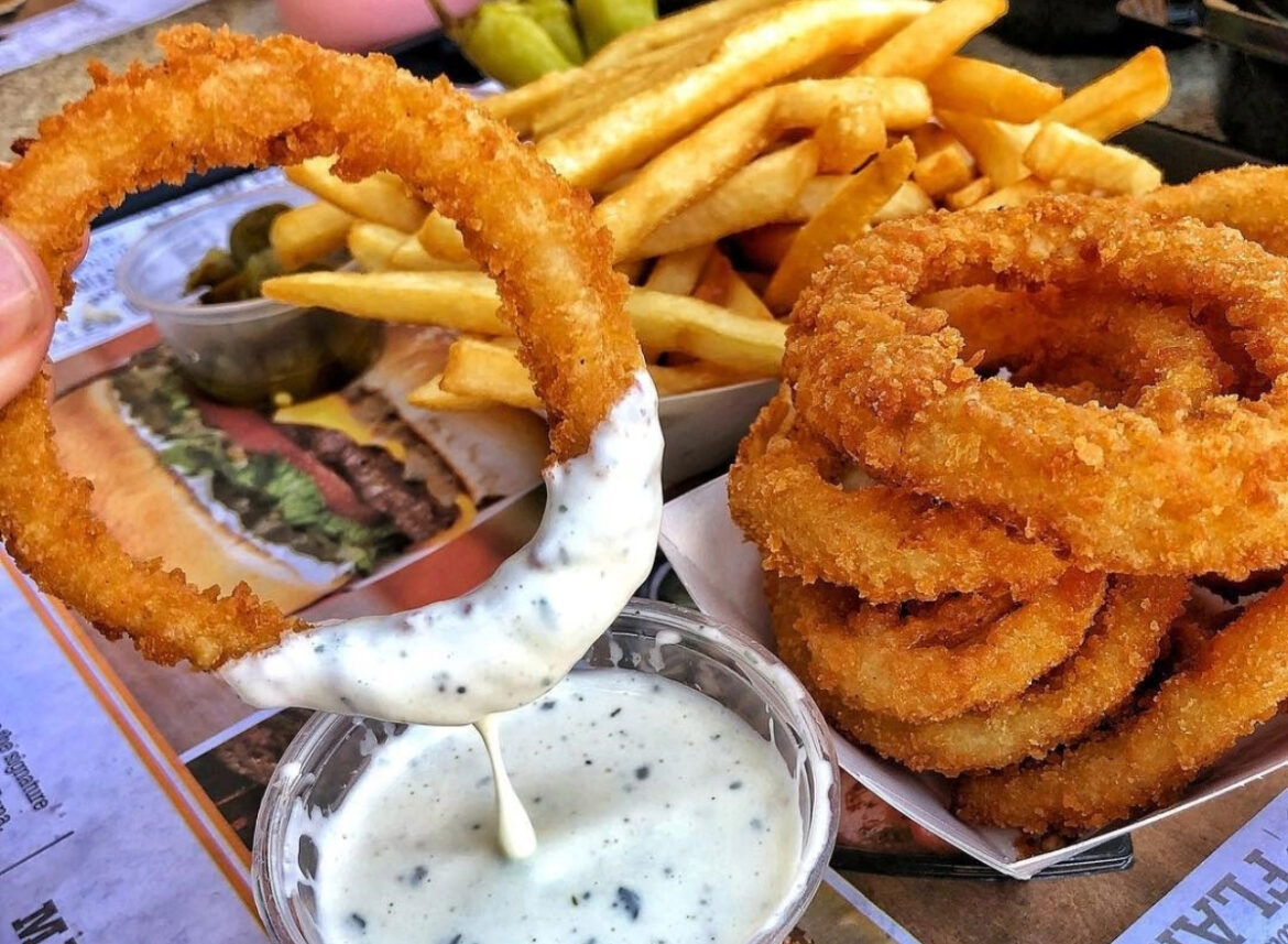 7 Chain Restaurants Where the Onion Rings Are Actually Battered In-House