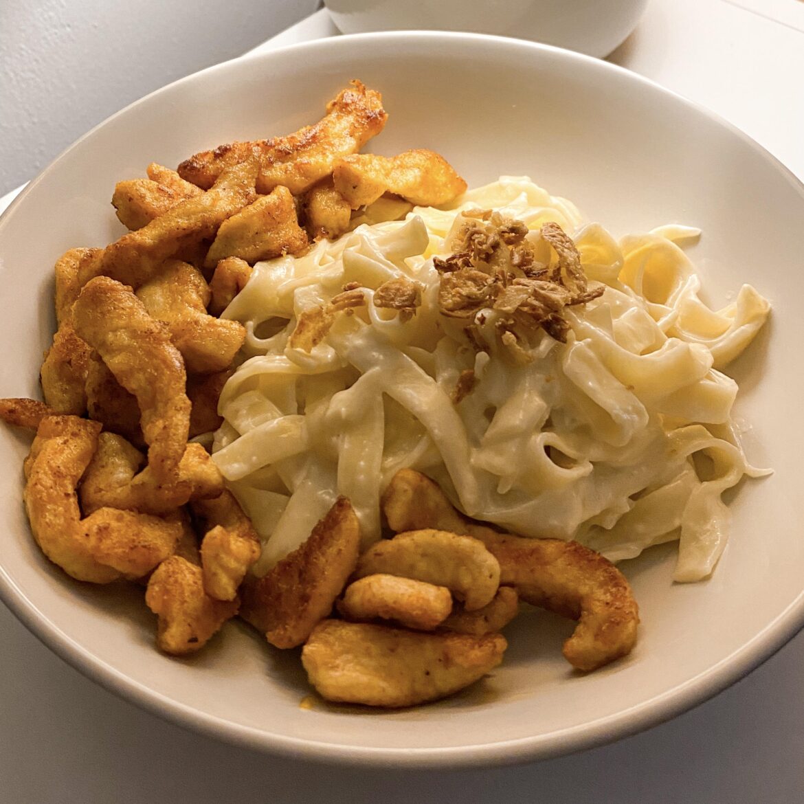 Creamy tagliatelle with crispy chicken