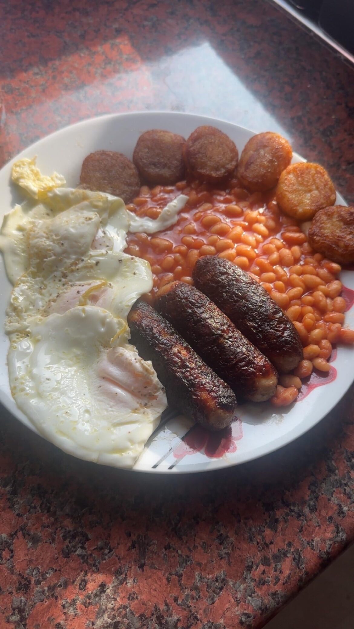 Eggs, sausages, hashbrowns and beans