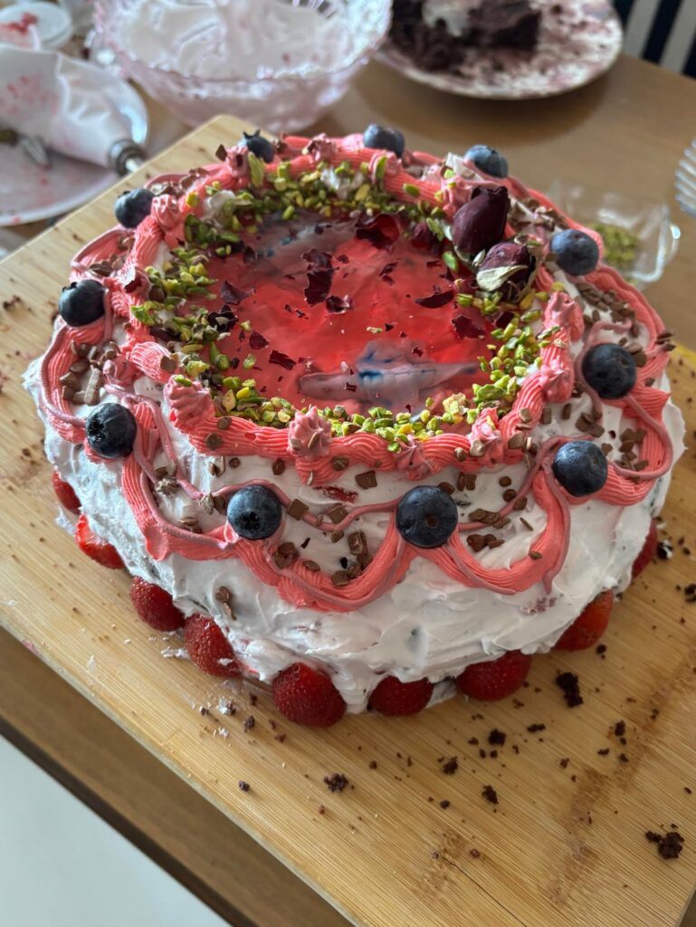 As someone with no baking experience, I made a birthday cake for my mom!