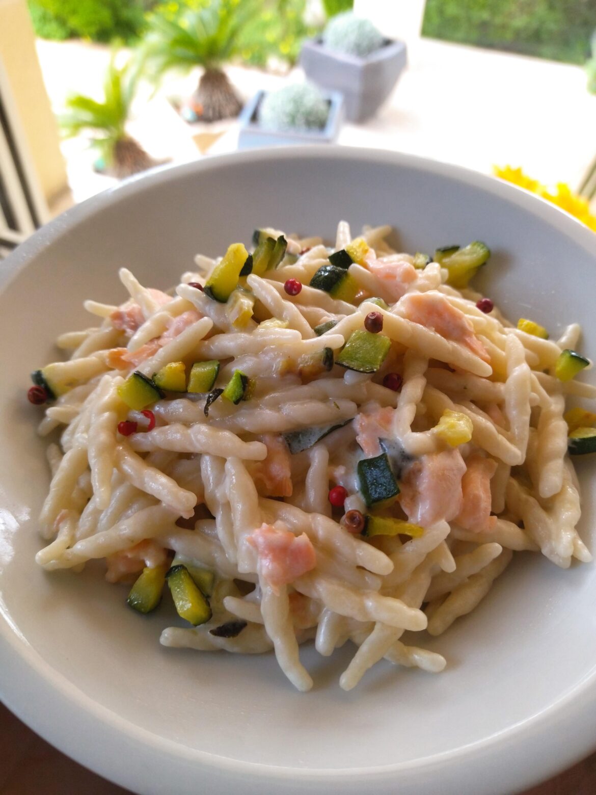 Pasta with cream, salmon, and zucchini
