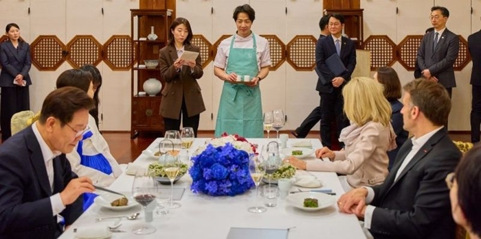 Chef Son introduced six menus that combine Korean and French cuisine. Photo by Cheong Wa Dae