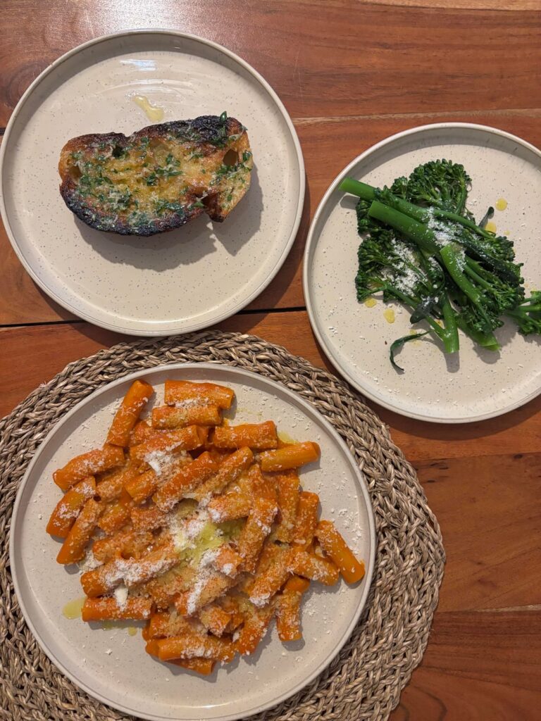 Rigatoni pomodoro, garlic bread and broc