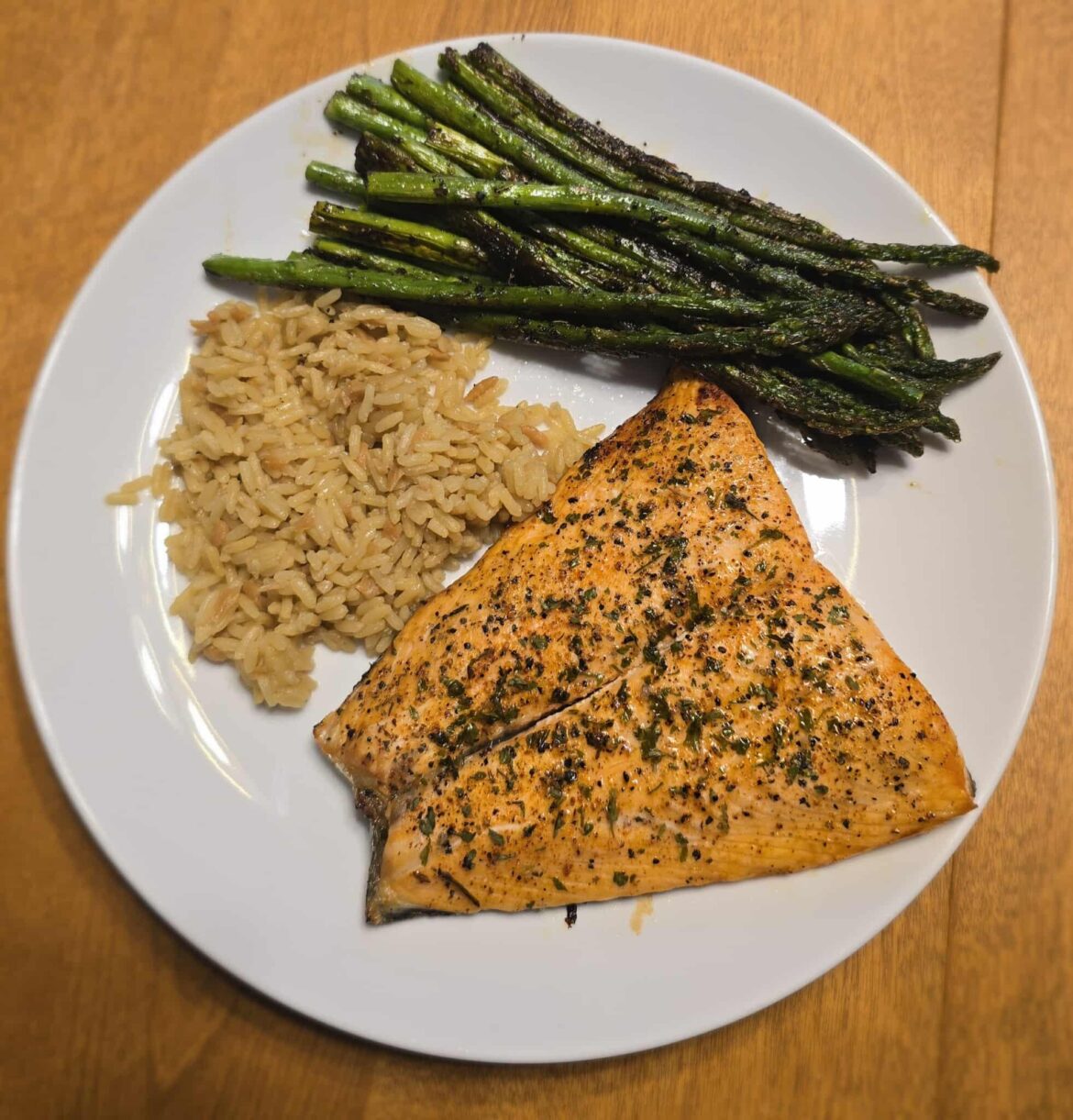 Oven-baked salmon w/ pan-fried asparagus and rice pilaf