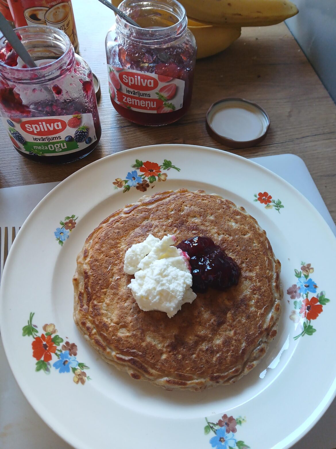 Oatmeal buttermilk pancake, sweetened cottage cheese, jams.