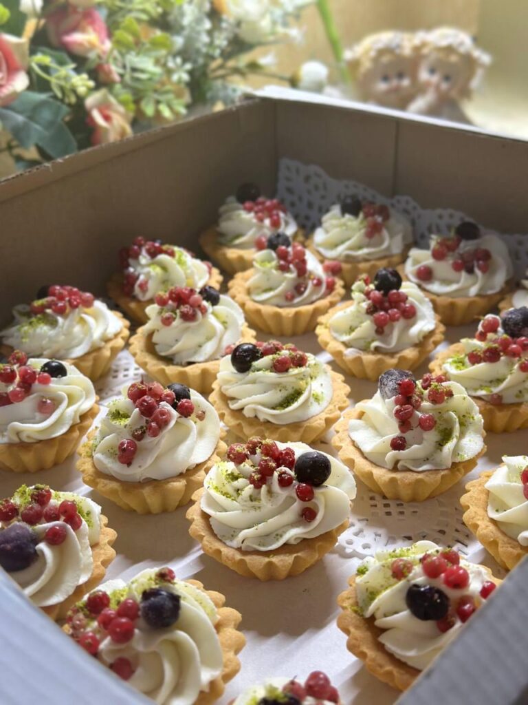 Mini fruit tarts with mascarpone cream and fresh berries [OC]