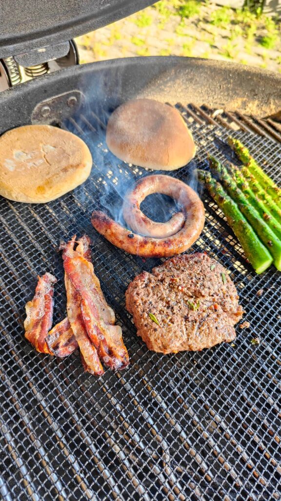 Master-Touch GBS Premium E-5770: Luganighetta (Swiss Ticino Sausage), Green Asparagus, and a Bacon Cheeseburger
